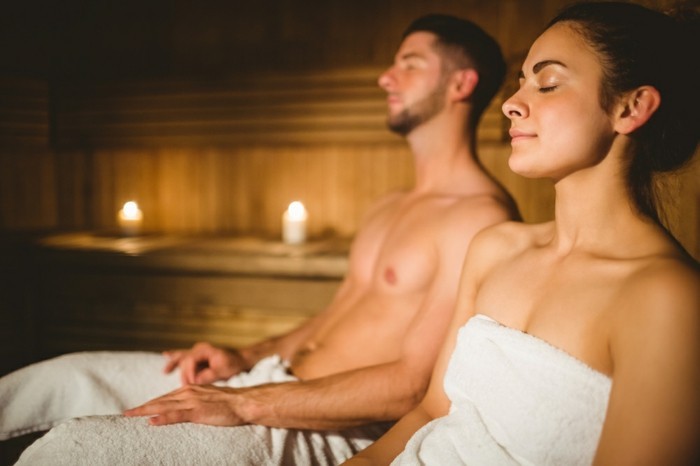 Junges Paar genießt die Wärme in einer Sauna