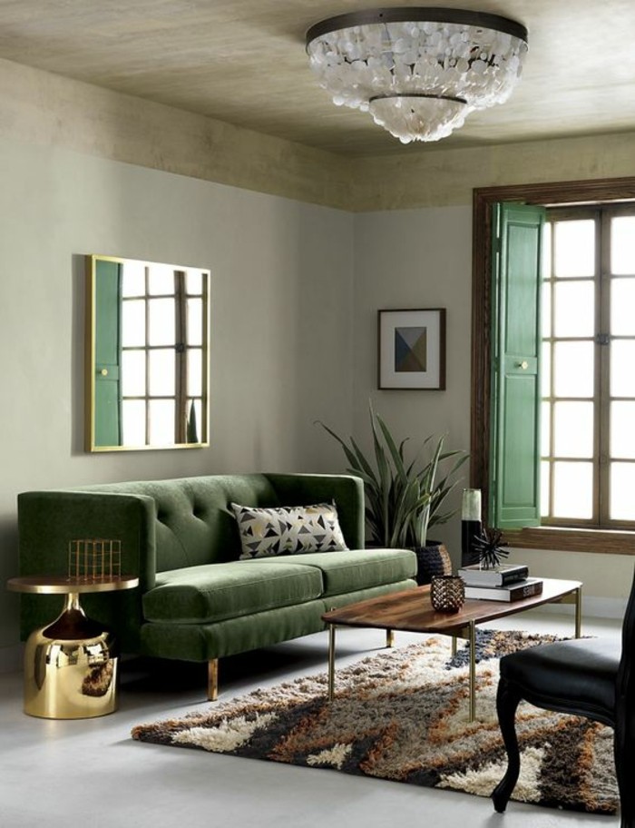 kleines wohnzimmer mit grünem sofa