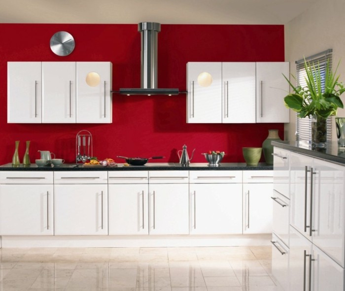möbelfronten modernes design rote wandfarbe küchengestaltung