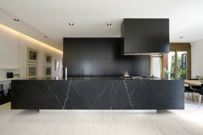 schwarze küchengestaltung und marmorimitierende kücheninsel