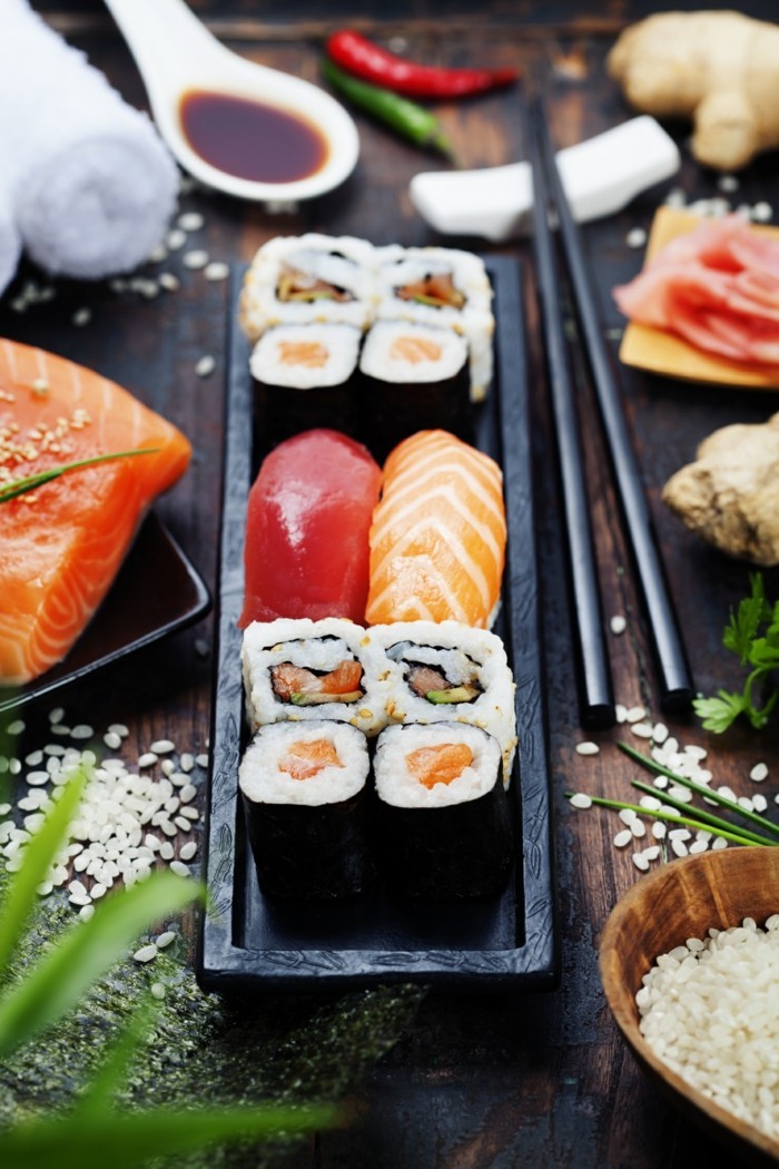 sushi mit den händen essen und voll genießen