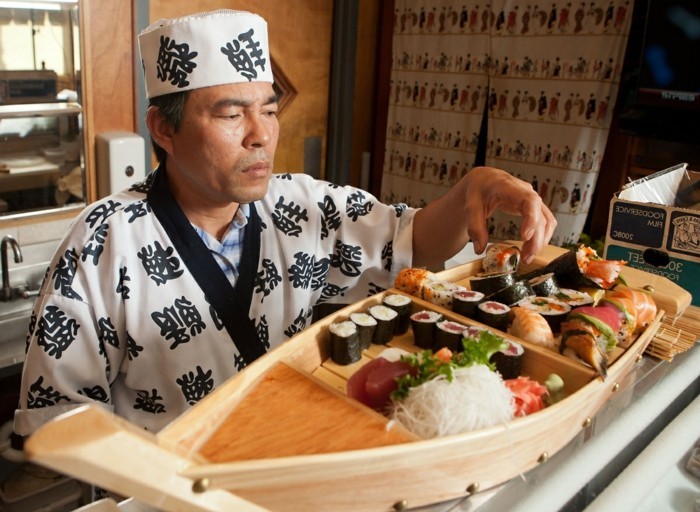 sushi mit den händen essen