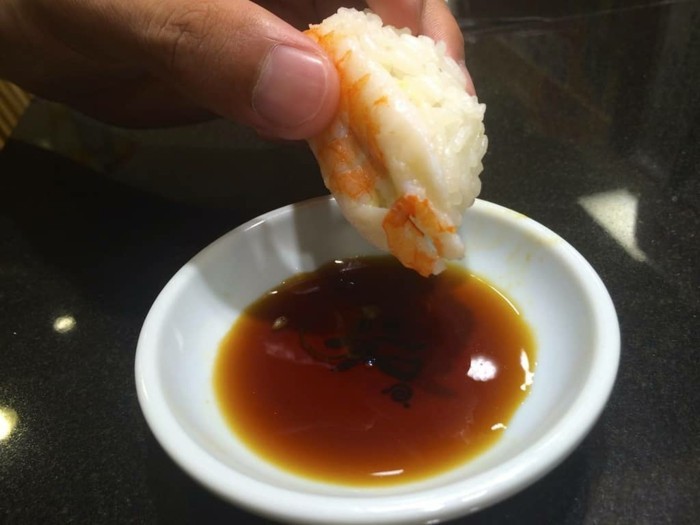 sushi richtig essen mit wenig sojasauce