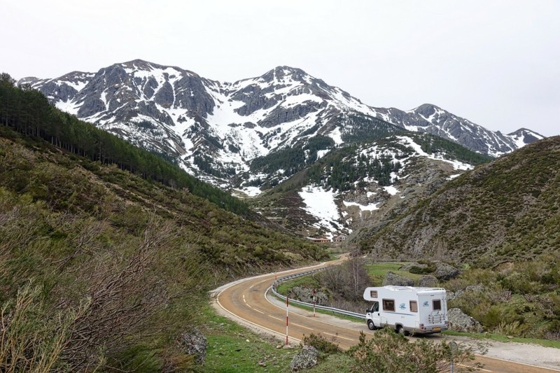wohnmobil camper in den bergen im winter