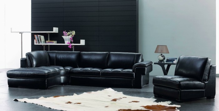 wohnzimmer mit schwarzem sofa einrichten
