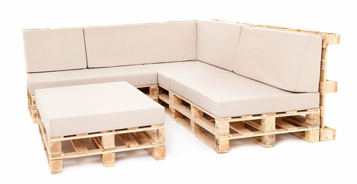 paletten aufeinander stapeln und sofa bauen
