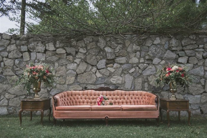 vintage sofa als hochzeit deko