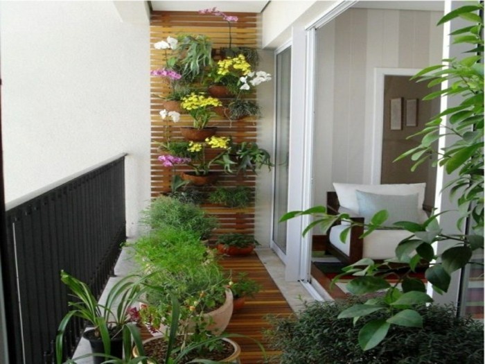 kleiner Balkon mit vertikalem Garten