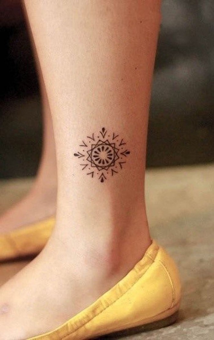 eine kleine mandala tattoo am bein