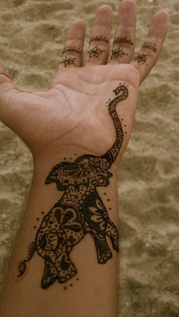 elefant als henna tattoo am handgelenk
