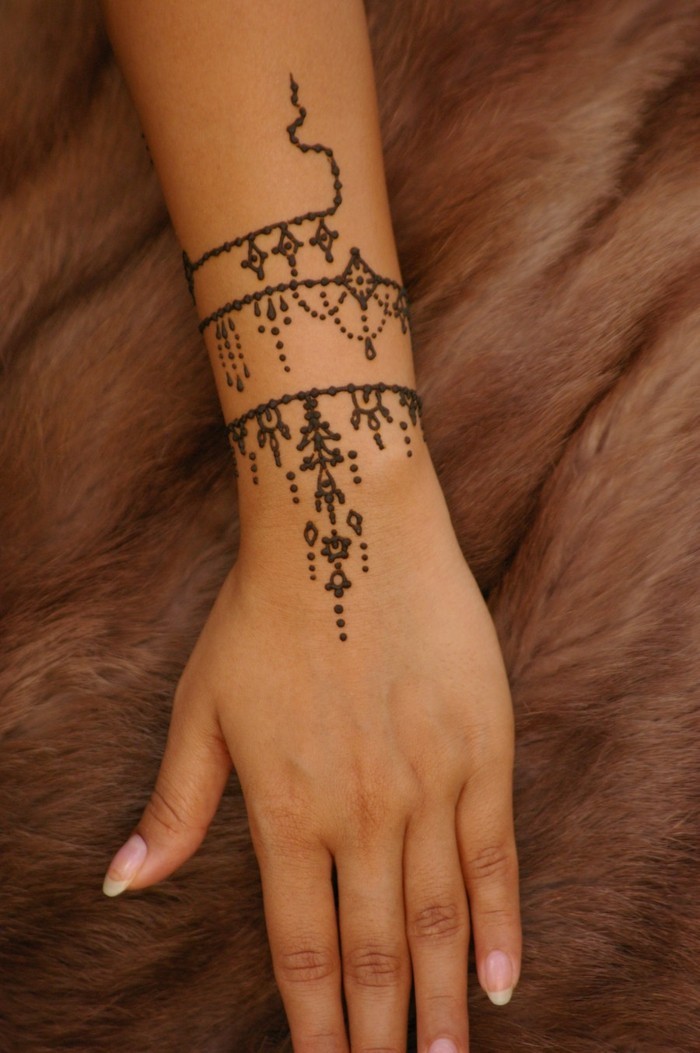 henna tattoo am handgelenk