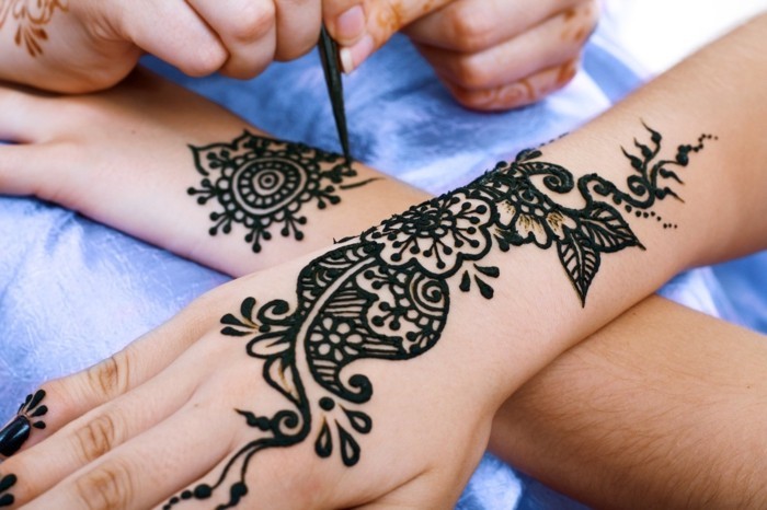 henna tattoo mit blumenmuster