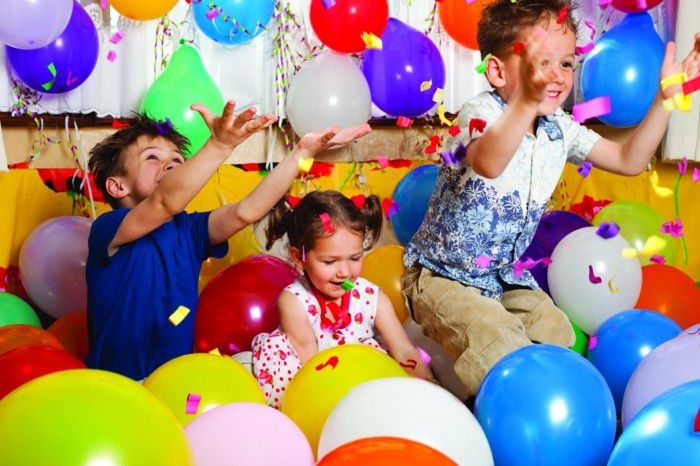 kindergeburtstag mit luftballon spiele feiern
