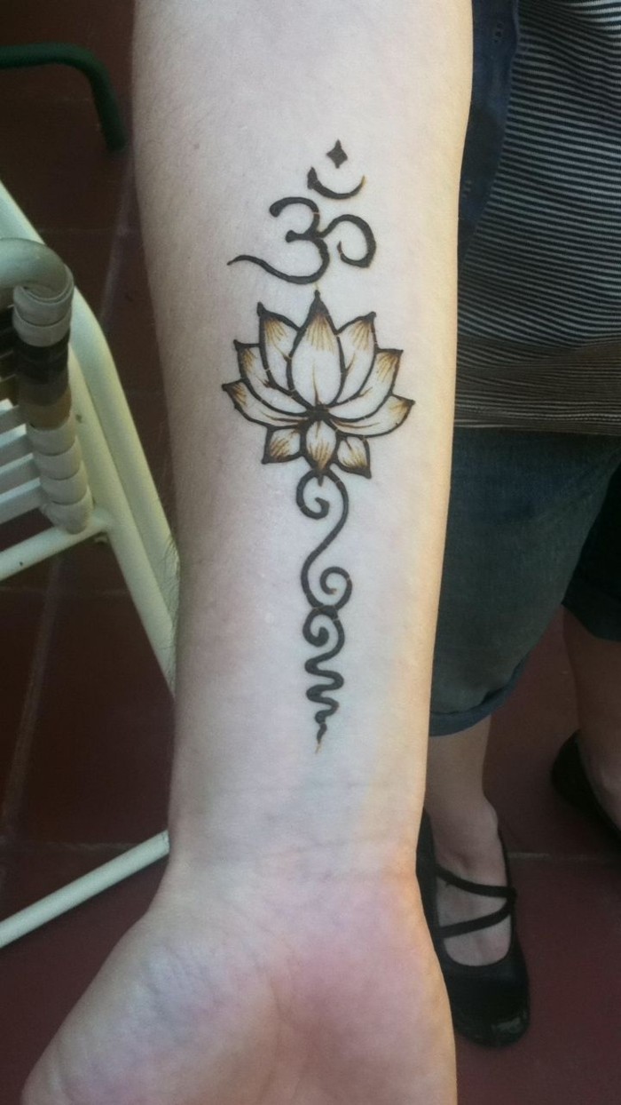 lotus blume als henna tatto am arm