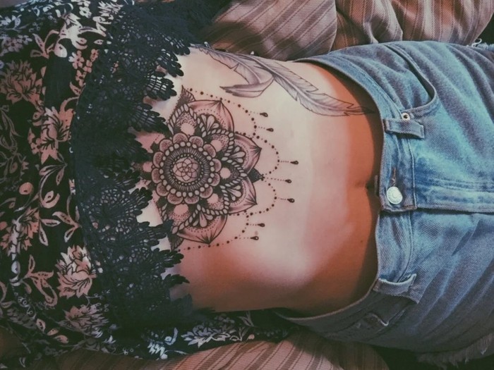 mandala tatto unter die brust