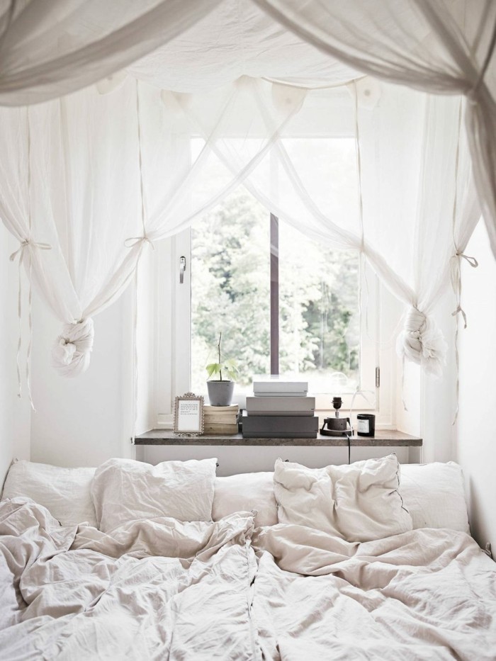 romantisches schlafzimmer mit baldachin