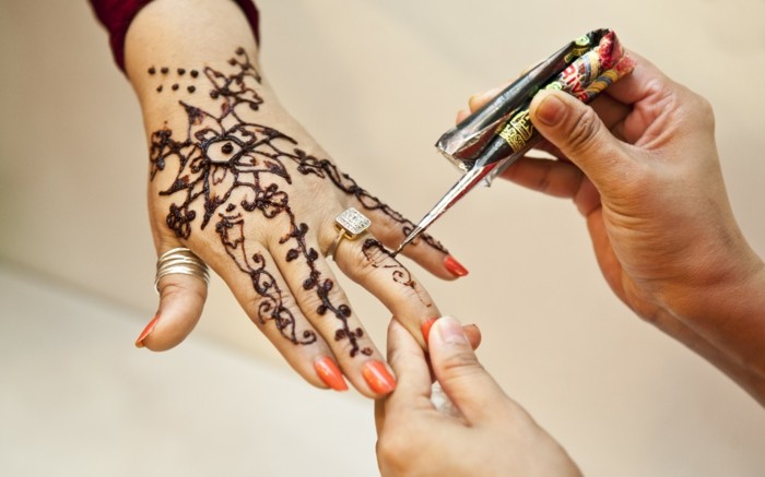 sich henna tattoo machen lassen