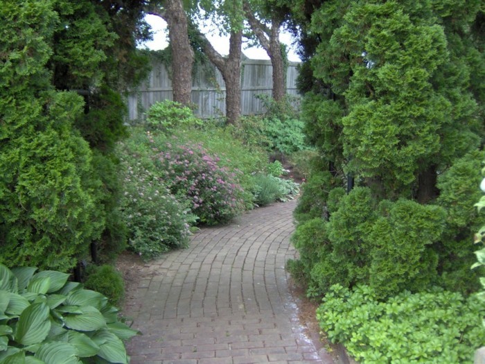 backsteine-in-einem-naturgarten