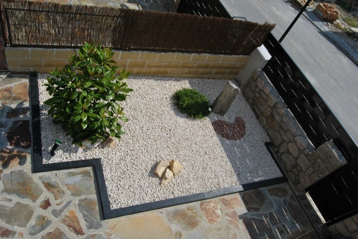 eine terrasse umrahmt mit steinen kies