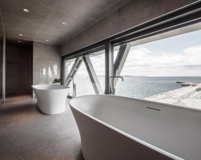 freistehende-badewanne-und-sauna