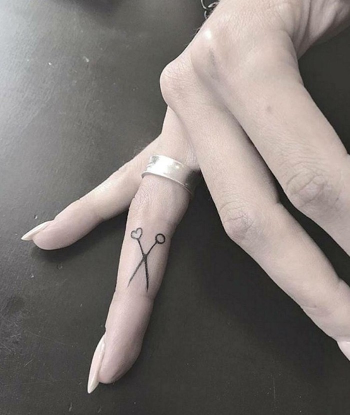 kleine tattoos für die finger