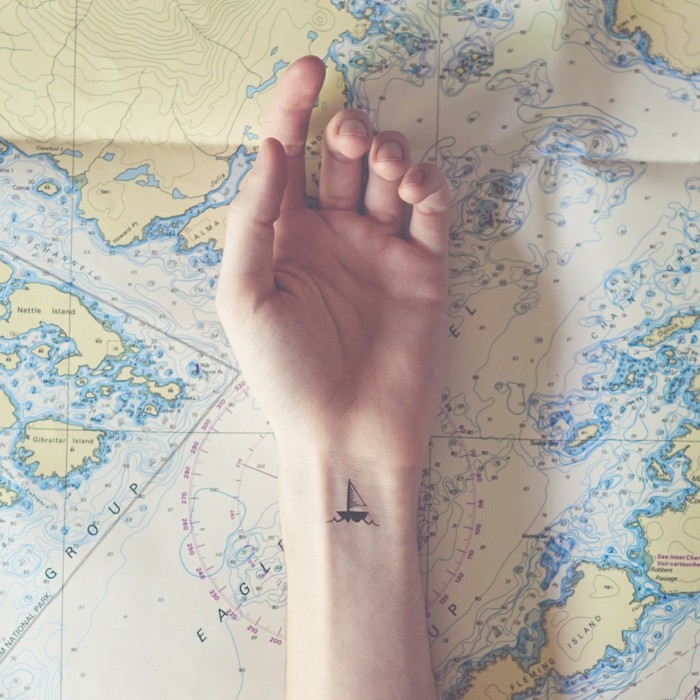 kleine tattoos für reiseliebende
