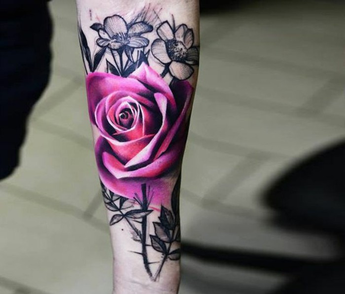 lila farbene rose tattoo