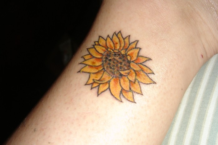 sonnenblume als tattoo handgelenk