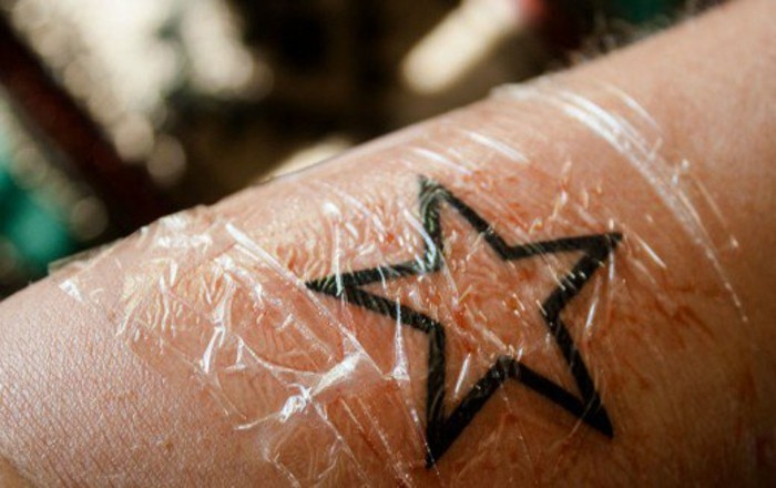 tattoo folie als schutz vor infektionen