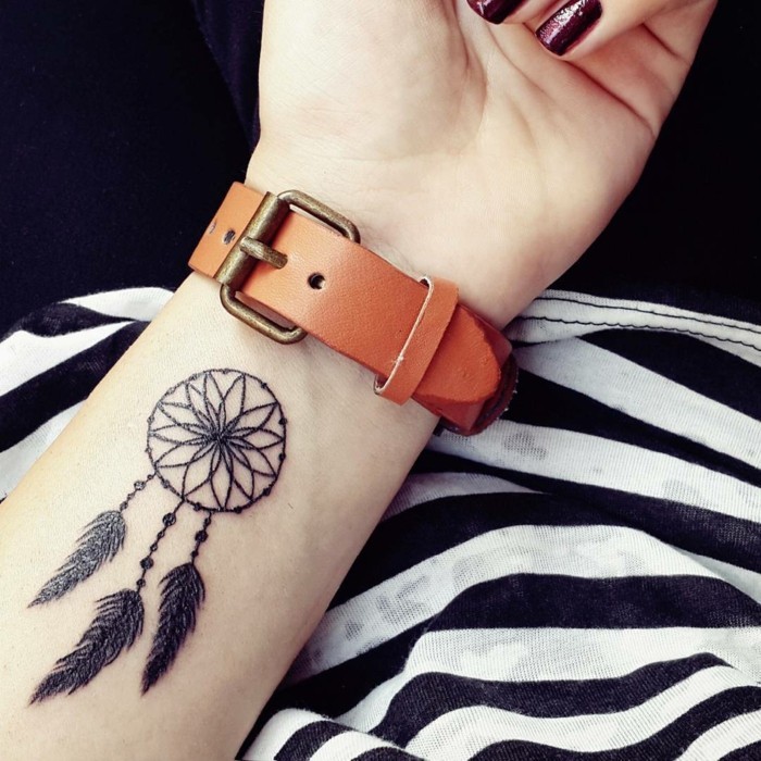 tattoo handgelenk in traumfänger design