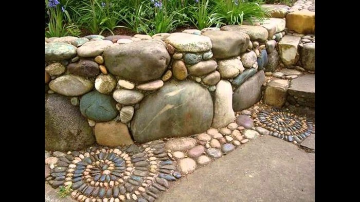 zaun und mosaik aus steinen