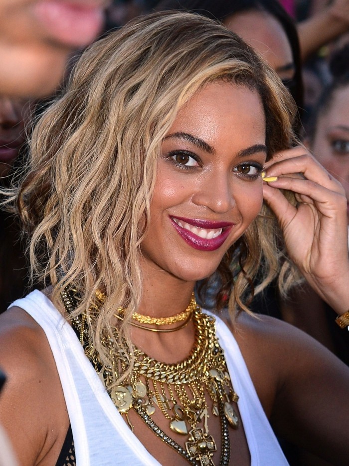 Beyonce Kurzhaarfrisur mit blonden Strähne