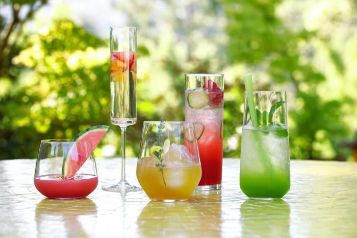 Cocktails erfrischen im Sommer