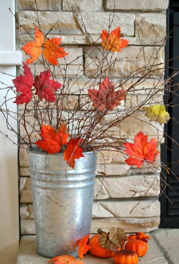 Dekoration mit Herbstblättern