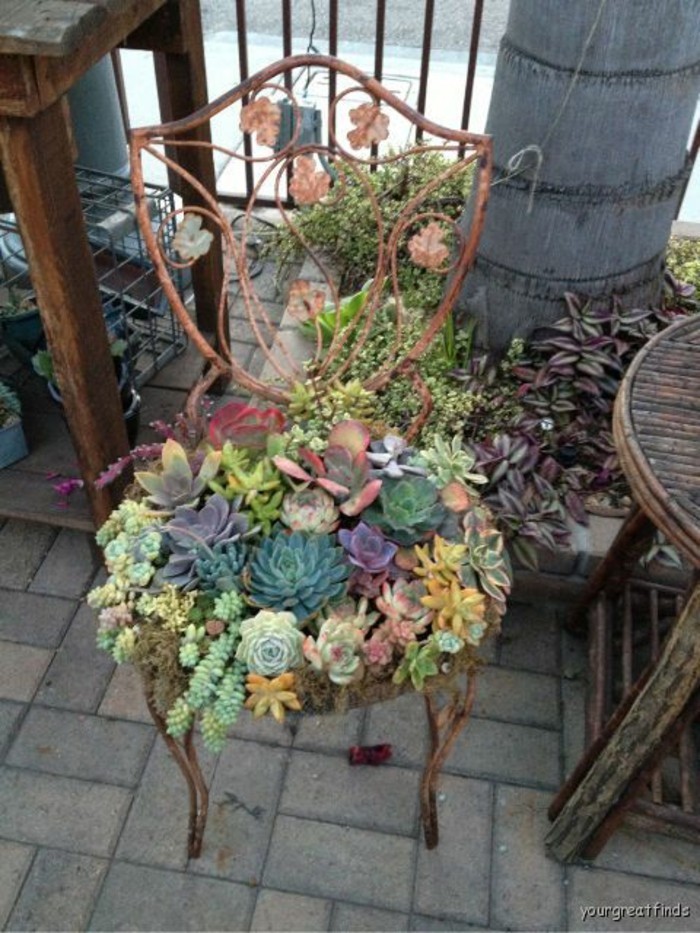 Ein alter Stuhl mit Blumen