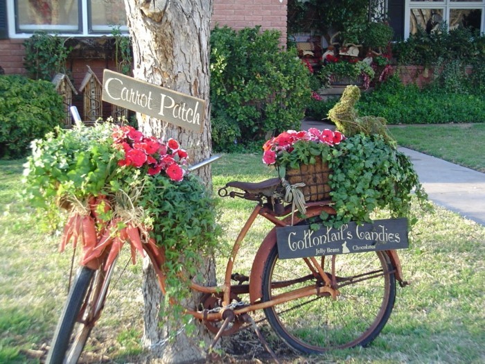 Gartendeko mit einem Fahrrad