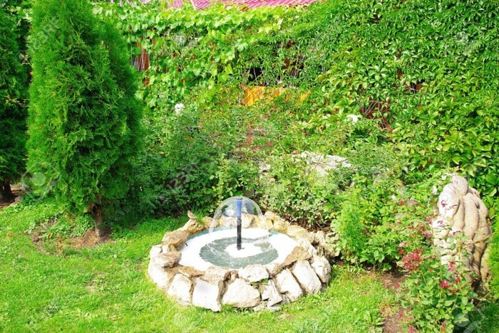 Kleiner Brunnen im Sommergarten