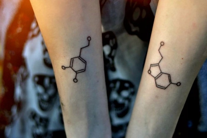 chemische motive als partner tattoo