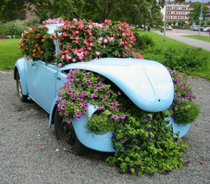 ein Auto mit Blumen dekoriert