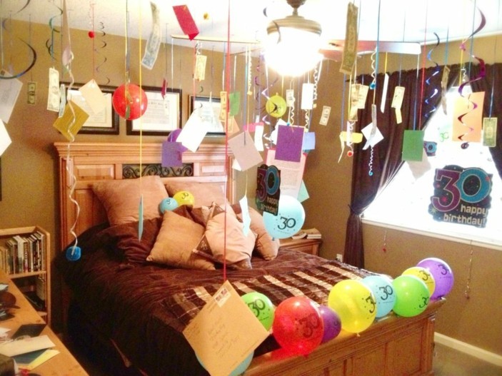 ein Schlafzimmer zum Geburtstag dekoriert