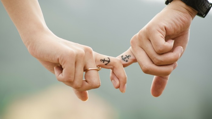 finger tattoo ideen für pärchen