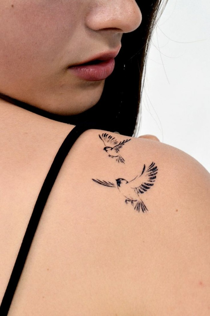 kleine vogel tattoos am schulterblatt