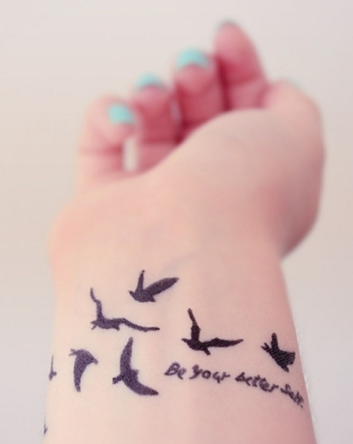 vogel tattoos am handgelenk