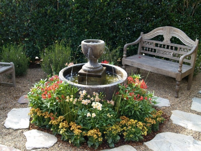 Brunnen mit Pflanzendekoration