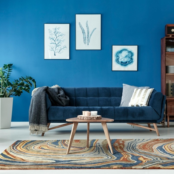 blaues Sofa im vintage Stil