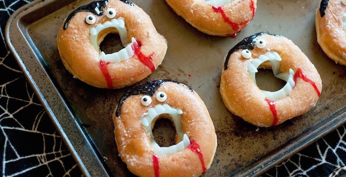 donuts zu halloween passend dekorieren