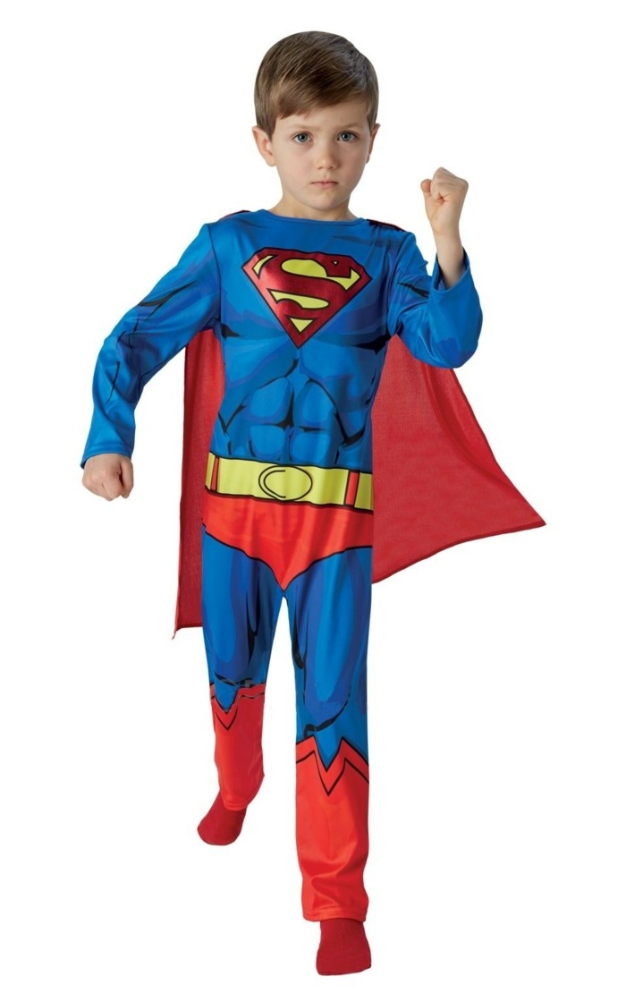ein Junge als Superman