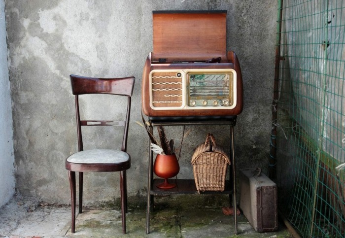 ein altes Radiogerät zur vintage dekoration