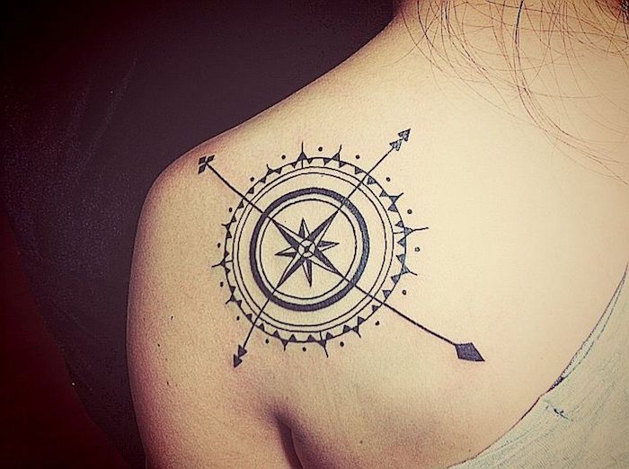 kompass tatoo für schulter