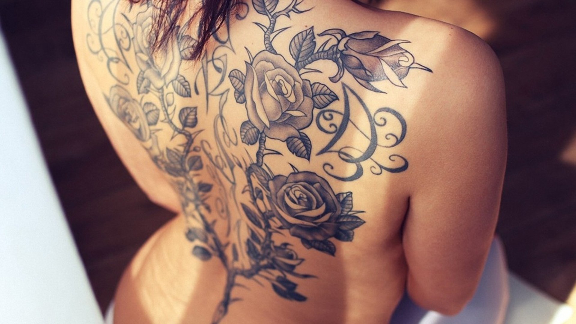 rücken tattoo ideen mit rosen